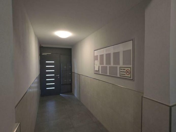 Renditestarkes Investment in 1A-Lage: 14 Wohnungen, 4 Gewerbeeinheiten, Stellplätze &amp; Garagen – 8 Hausflur