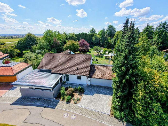 Provisionsfreies Einfamilienhaus in Wittislingen: 2.190m² Traumgrund, Außenpool, Whirlpool & Sauna – Eingang mit Doppelgarage oben