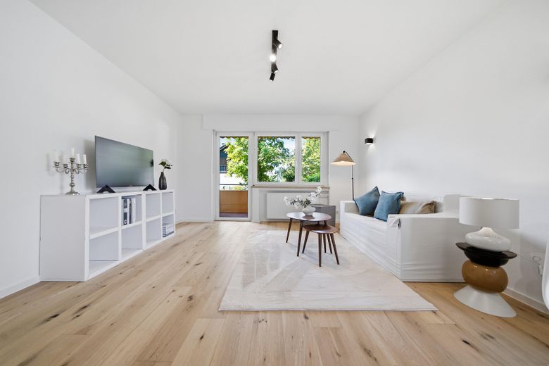 Moderne, sanierte 4 Zimmer Wohnung zum Erstbezug und provisionsfrei – Wohnzimmer
