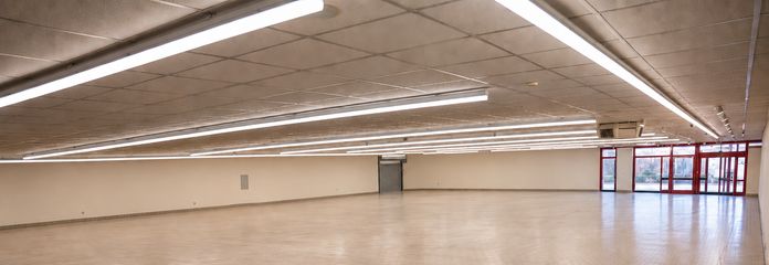 800 - 1000 m² de superficie comercial con gran aparcamiento junto a un gimnasio y un nuevo supermercado Penny – Innenraum 1 - Leer KI