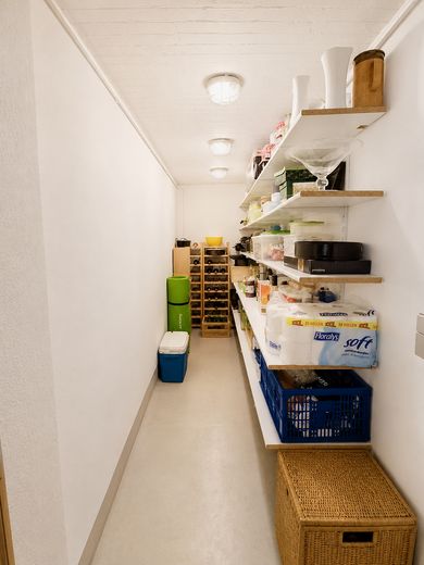 Modernisiertes Familienhaus mit Sonnengarten, Garage & Ausbaureserve – Keller - Speisekammer