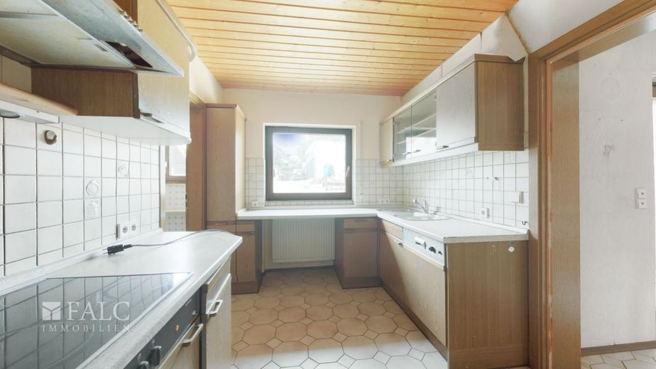 Sanierungsbedürftiges Mehrfamilienhaus in Laudenberg – Küche EG