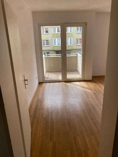 Neustadt ile Zollhafen arasında balkonlu, cazip 3 odalı daire – Wohnzimmer