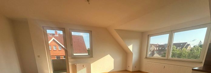 Attention singles & couples: 2-room attic apartment with open kitchen – Ansicht I: Wohnzimmer mit off…