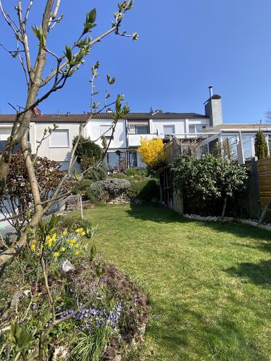 Ihr neues Zuhause an dem der Sonnenuntergang zum schönsten Moment des Tages wird – Garten Ansicht