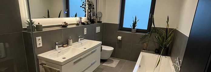 8a Bad mit Dusche + Badewanne