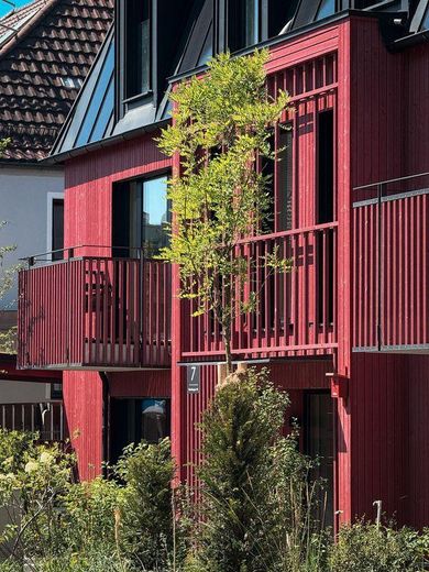 2-Zimmer-WHG komplett ausgestattet, 2-room APP comfortably furnished, Munich Westpark, Metro U6 – Pflanzspaliere Fassade