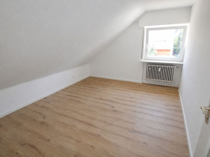 Primera ocupación tras una renovación integral: vivienda de 4,5 habitaciones con 81 m² de superficie habitable y 121 m² de superficie construida – Photo 1
