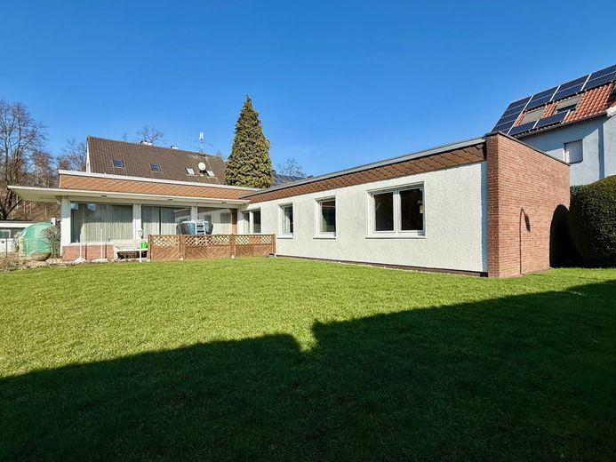 Fröndenberg-Westick: Flachdach-Bungalow mit Gartenoase als perfekter Rückzugsort! – Hausansicht und Garten