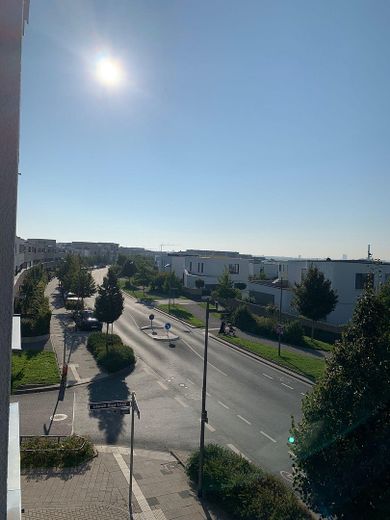 Skyline manzaralı, kapalı balkonlu, ankastre mutfaklı ve kapalı otoparklı aydınlık 2 odalı daire, Frankfurt-Riedberg – Blick vom Küche & Schlafzimmer