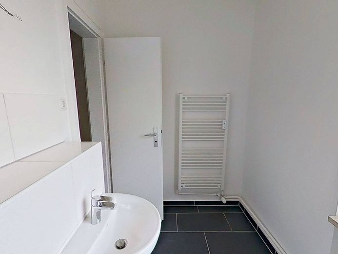 Schicke 3-Zimmer-Wohnung mit BALKON und EINBAUKÜCHE – Ansicht II: Bad