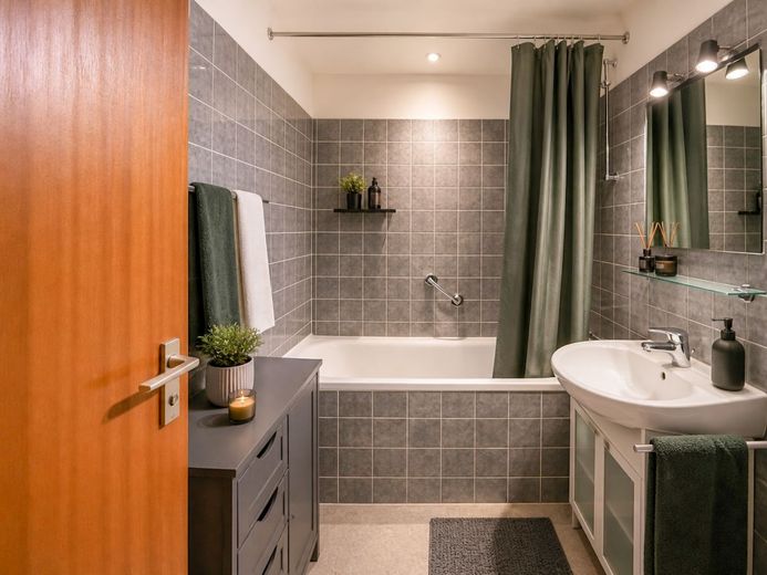 Kapitalanleger aufgepasst! 4% Rendite! - Helle 3-Zi.-Wohnung im 9. OG – Badezimmer (Staged)