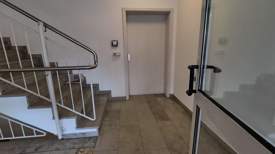 Charmantes, renoviertes Apartment mit Terrasse, kleinem Garten & Tiefgaragenstellplatz in Regensburg – Kurze Wege vom Eingang