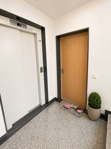 Alexanderplatz: 3 Zimmer, EG, eigner Garten, TG, Möbliert, Doorman – Wohnungseingang