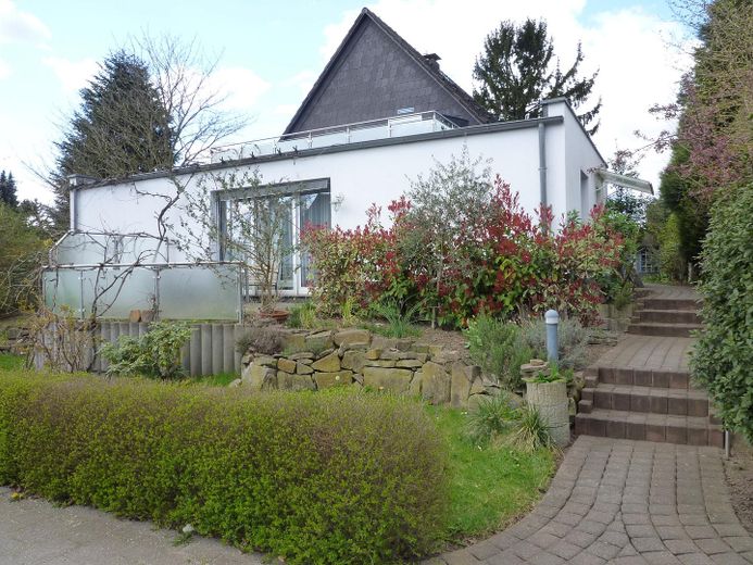 Anbau (flach) mit Haupthaus