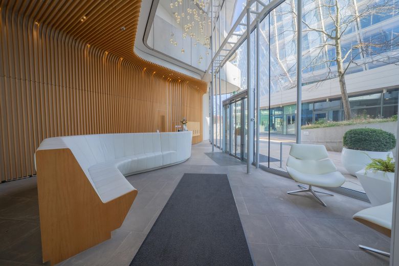 Designwohnung im Marco Polo Tower – mit Blick auf das Wendebecken des Hafens – Empfangsbereich mit Concierge