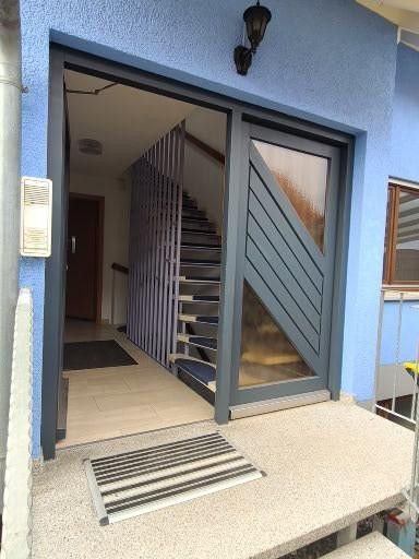SOFORT BEZUGSFREI! Sehr geräumige lichtdurchflutete 4-Zi- Maisonette-Wohnung inkl. Balkon, Carport – Hauseingang