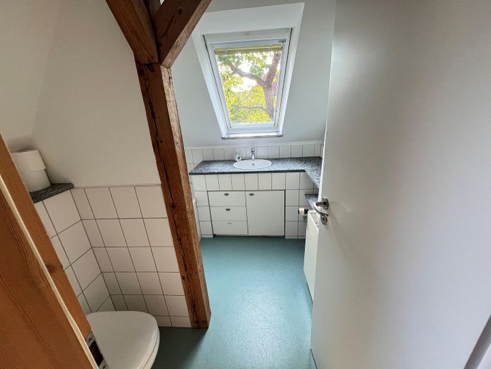 PROVISIONSFREI: Charmantes EFH in zentraler, ruhiger Anliegerstraße – Blick in das Badezimmer