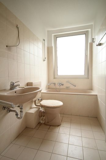 Bad mit altem Fenster