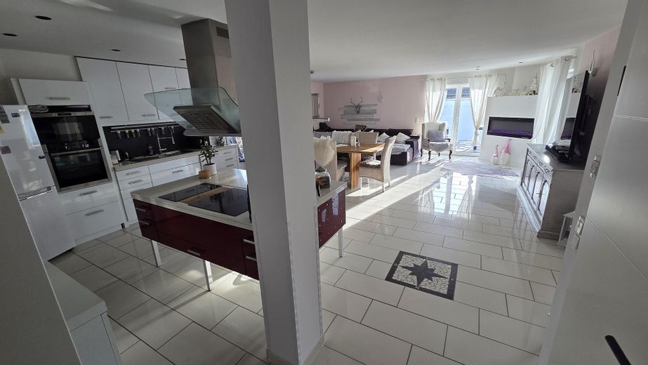 Bungalow familial de rêve avec 6,5 pièces et piscine à Wedemark – Wohn- und Essbereich