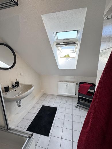 Modernes 2-Zimmer-Dachgeschoss-Apartment mit Dachterrasse & Stil – Badezimmer 