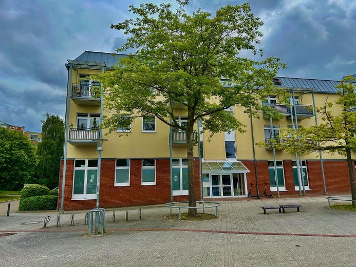 Jasne 2-pokojowe mieszkanie z windą, parkingiem podziemnym i widokiem na park – Hauseingang 