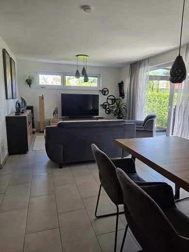 Provisionsfrei: Moderne DHH mit PV-Anlage, Energieeffizienzklasse B, nahe Öjendorfer See – Wohn-/Esszimmer