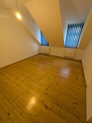 2,5-Zimmer-DG-Wohnung mit Einbauküche in zentraler Lage von Wiesbaden – Wohnzimmer