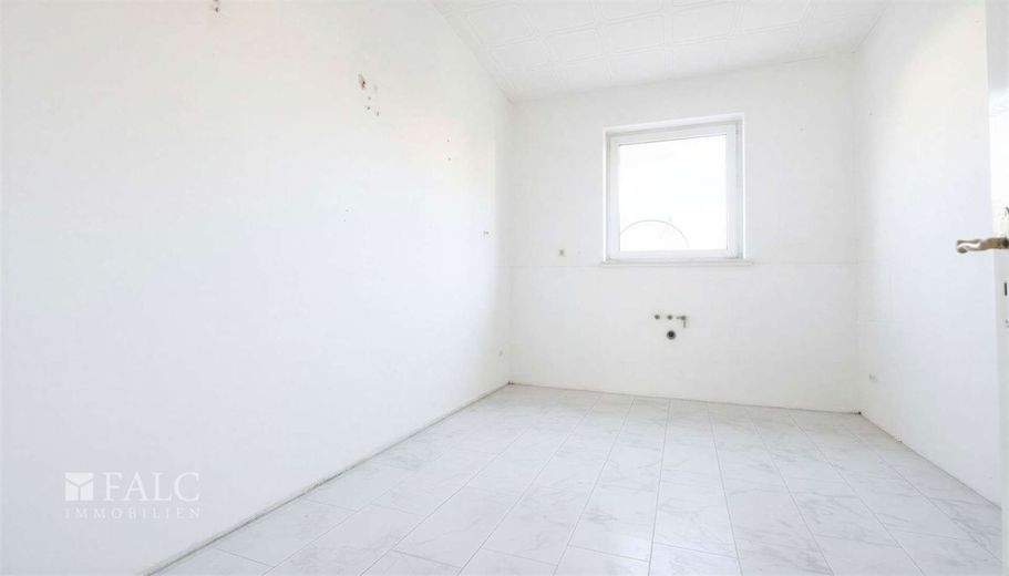 Renditeobjekt Marxloh - MFH mit 912 m² Wfl., sanierungsbedürftig – Küche 2OG - (KI generiert)