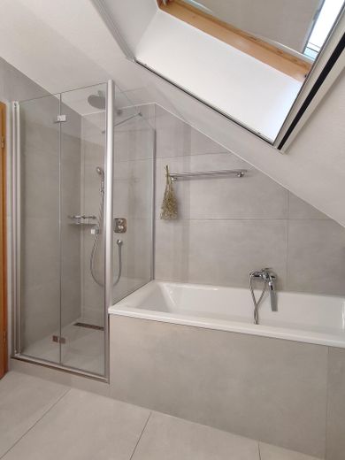 Provisionsfrei: Lichtdurchflutete DG-Wohnung mit 16 m² Dachterrasse, Aufzug & TG-Stellplatz – Bad