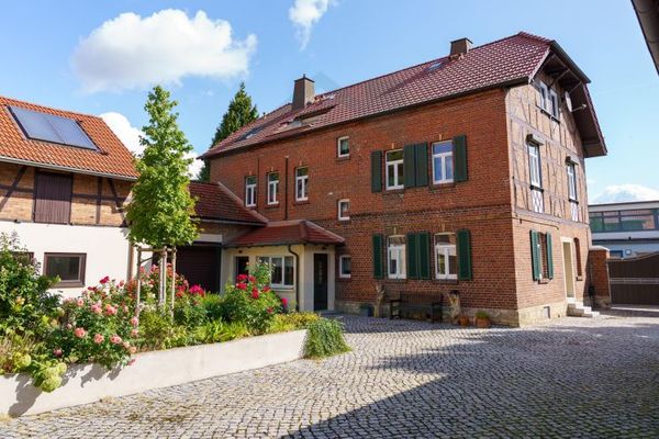 Raum für Familie und Hobbys: Saniertes Anwesen mit Großscheune und Pool