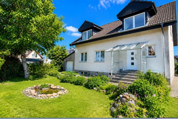Detached house with separate apartment in Berlin-Johannisthal