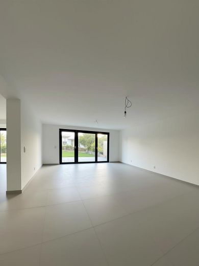 Hochwertig modernisiertes Einfamilienhaus in begehrter, stadtnaher Lage (provisionsfrei, Erstbezug) – Wohnzimmer