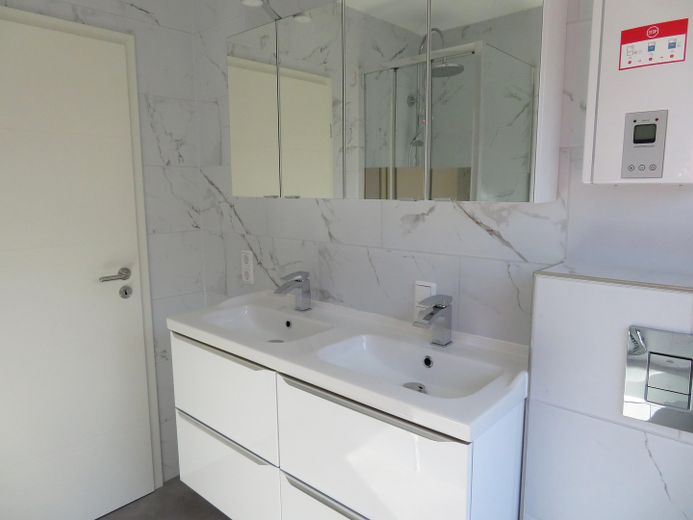 *Erstbezug nach Sanierung* 4 ZKB-Whg. 104 m² mit Terrasse & optionaler EBK – Doppelwaschbecken 1