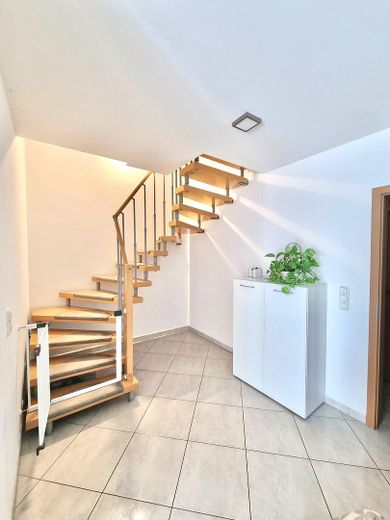 Maisonette di 4 locali con giardino, terrazza e 2 posti auto in garage sotterraneo – Treppe