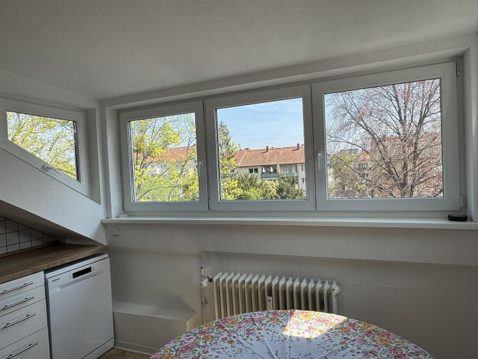 Attraktive DG-Wohnung -  Citylage im Grünen an Kuppelkirche, hohe Lebensqualität; von privat – Blick Gaubenfenster nach Osten