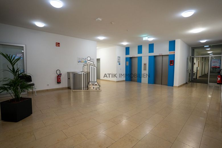 ATIK: Moderne Arbeitsplätze mit gutem Preis-Leistungsverhältnis - MA: Wohlgelegen – Eingangsbereich