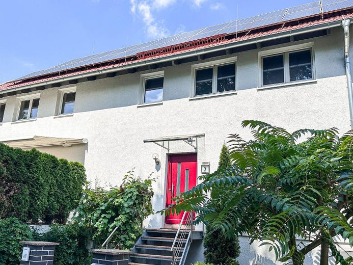 großes individuell erbautes Einfamilienhaus mit Einliegerwohnung in Pausndorf-Solar & Wärmepumpe – Haus-Eingang