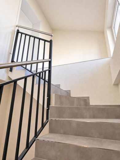 Sonnige 5-Zimmer-Wohnung mit XXL-Terrasse an der Stadtgrenze Landshut – Treppenhaus