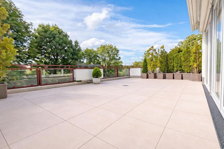 Designer-Penthouse mit Traum- Dachterrasse und Blick über Isarhochufer: PROVISIONSFREI – Uneinsichtige Dachterrasse