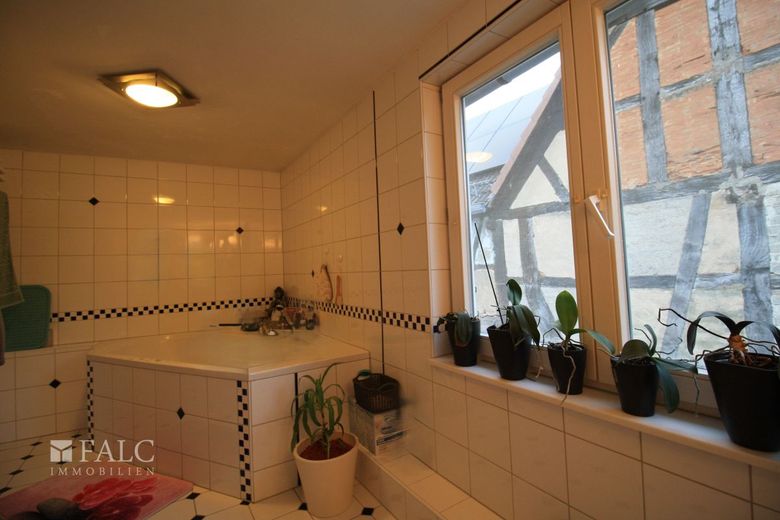 Ein Ort, an dem Mensch und Tier zu Hause sind - Charmantes Hofanwesen mit Raum für Ideen – 1. OG - Bad mit Eckbadewanne