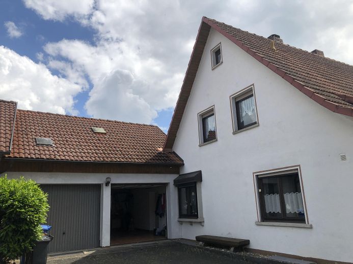 Einfamilienhaus mit Garten und eigenem Bachzugang !! – Doppelgarage mit elektr. Toren