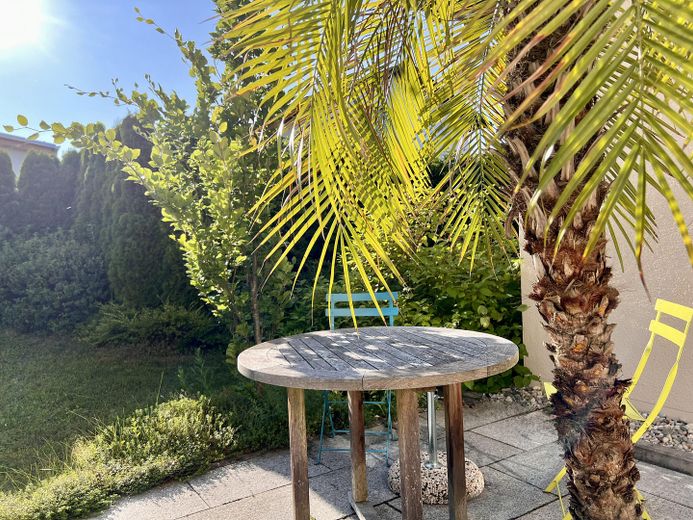 Lichtovergoten maisonette met eigen tuin & twee terrassen op rustige locatie, nabij het bos – Terrasse West