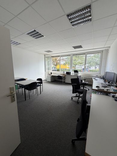 Helle Bürofläche ca. 100 m² – mit 3 Räumen und Stellplätzen – Büro 36 m²