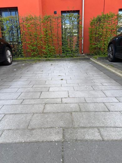 Exklusive neuwertige 3-Zimmer-Wohnung mit schönem Balkon von PRIVAT! – Stellplatz