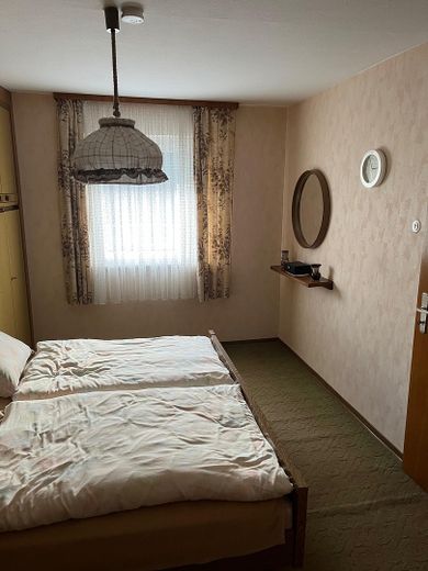 „Omas Häusle“, sofort verfügbar, mit großem Garten, schöner Lage und reichlich Potential ! – Schlafzimmer EG