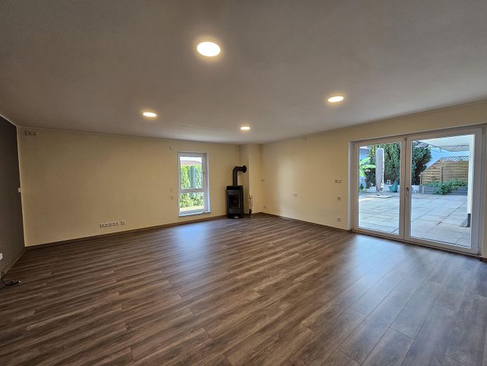 Geräumiges Wohnzimmer mit Kami