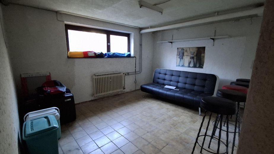Maison bifamiliale avec jardin mature + 2 garages dans un bon emplacement, sans commission pour l’acheteur – Keller beheizt