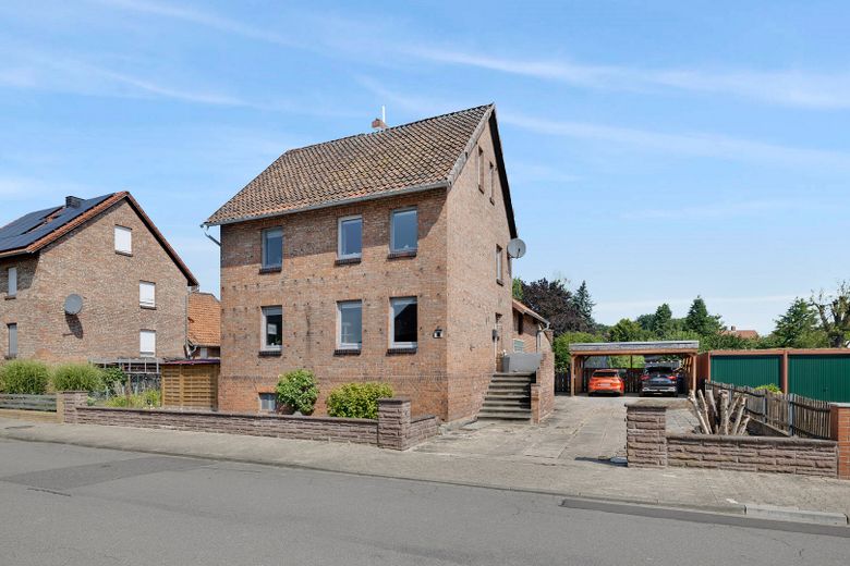Modernisiertes Einfamilienhaus mit Anbau/ Scheune auf 1.436 m² Grundstück in Ilsede-Groß Lafferde – Straßenansicht