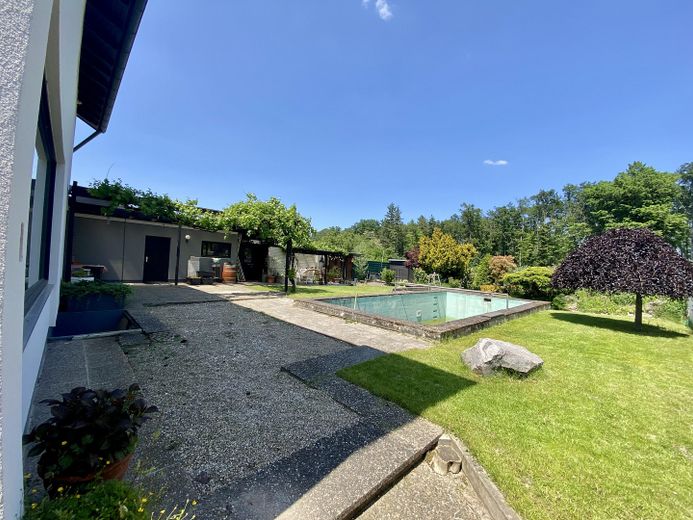 Traumhaftes Zweifamilienhaus mit Garten, Waldblick, Pool, Sauna & Mieteinnahmen – Garten mit Pool und Sauna
